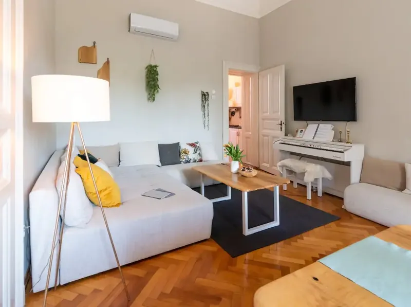 Original Modern Living Room Makeover before Deqor AI